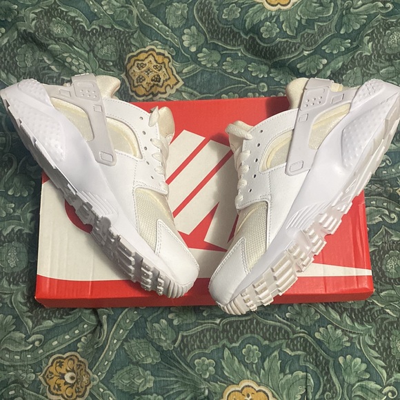 Nike Huarach - Red & White pairs - No Nike box. Only worn 1 time by my child. - Picture 15 of 15